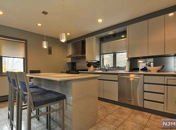 4th image of 8 Lesa Ln