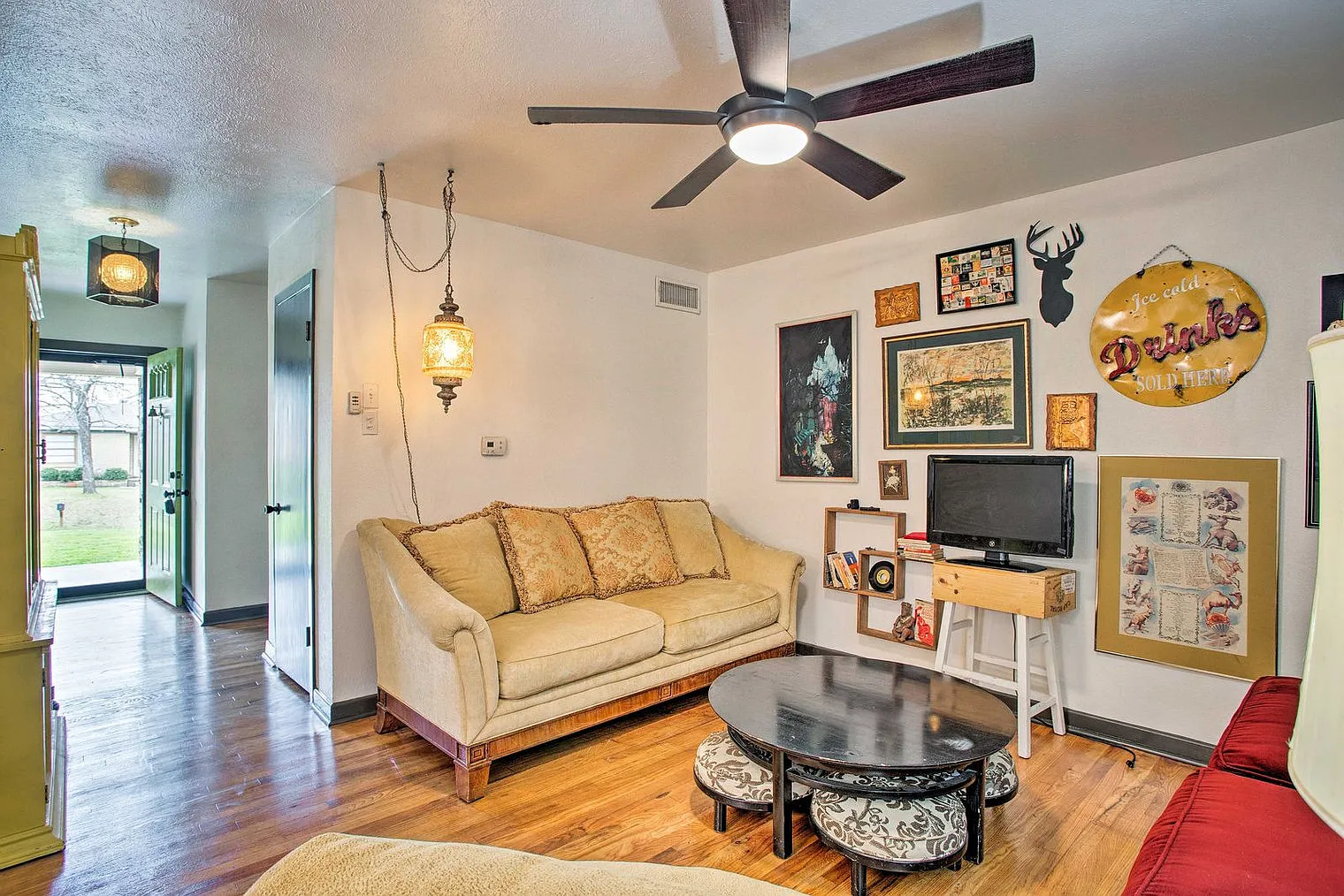 4 bed, 3.0 bath, 1593 sqft, $5,870 — Photo 2