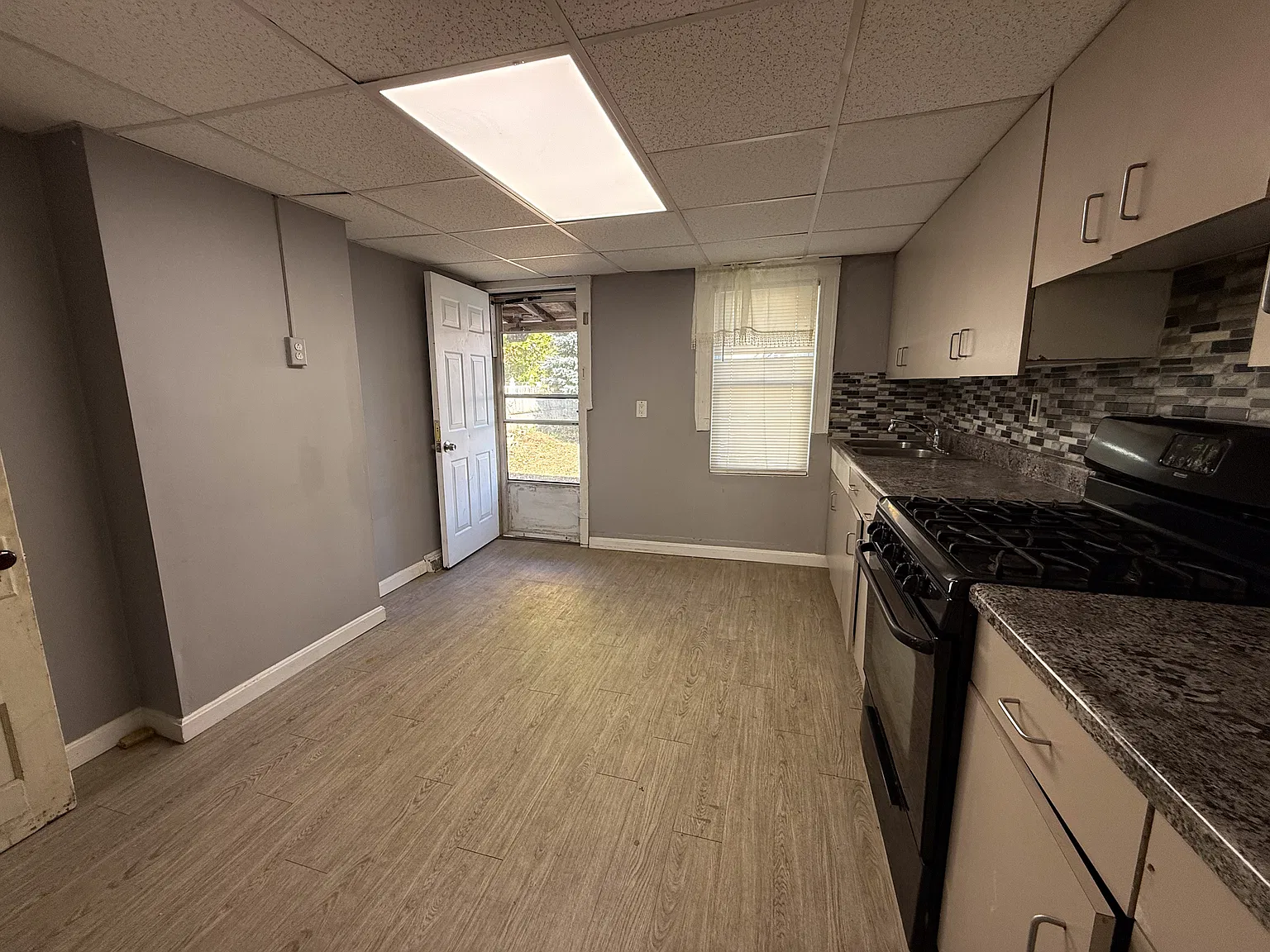 4 bed, 1.5 bath, 1100 sqft, $2,400 — Photo 2