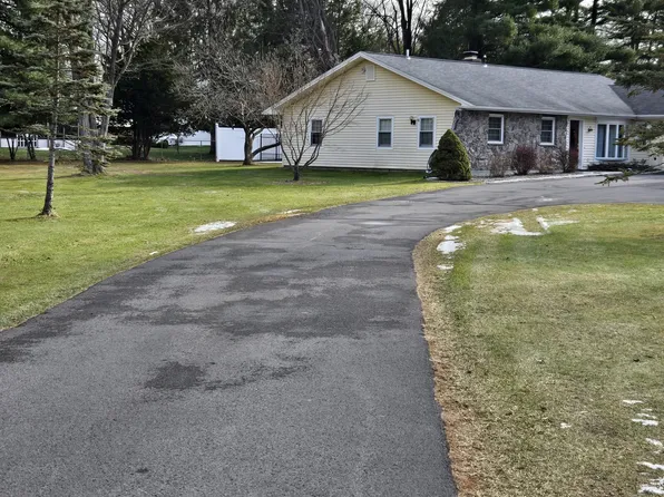 7 Bedford Dr APT 1, Latham, NY 12110