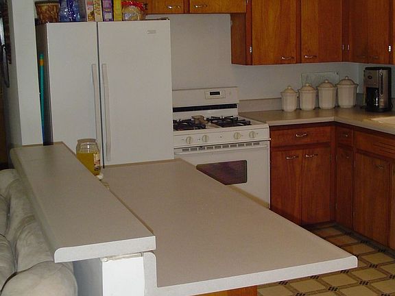 clean updated eat in kitchen