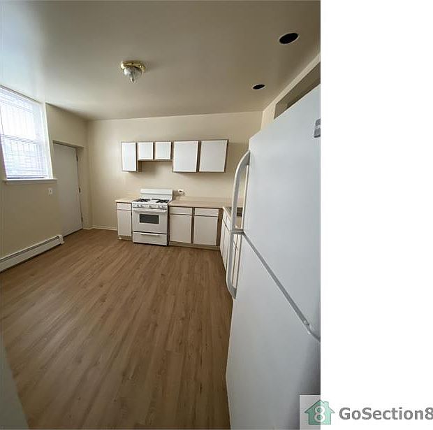 1st image of 811 E 46th St #833