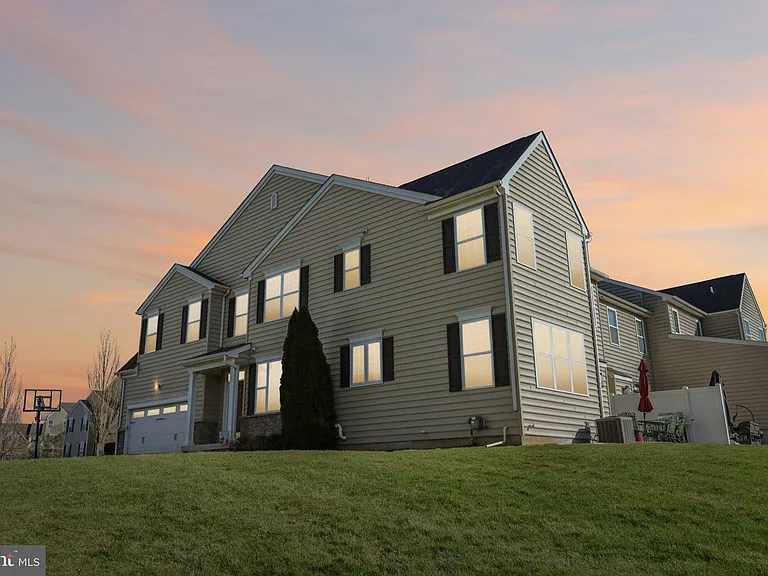 1035 Thorndale Dr — Photo 7