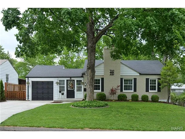 823 Victoria Pl photo 1