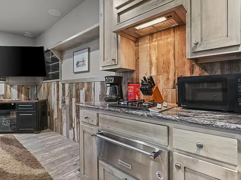 3 Jesse James Dr #B — Photo 10