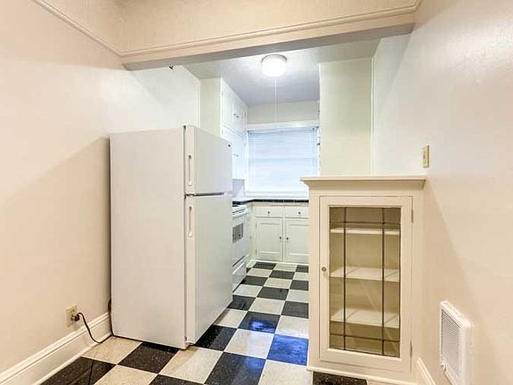 3rd image of 730 NW 20th Ave #105
