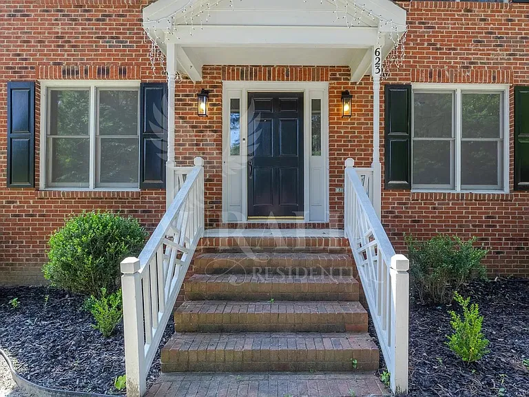 623 Elmwood Ct — Photo 4