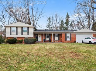 1141 Winchcombe Dr, Bloomfield Hills, MI 48304