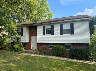 102 Vista Dr, Mount Hope, WV 25880