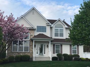 15 Bucks Hill St, Medford, NY 11763