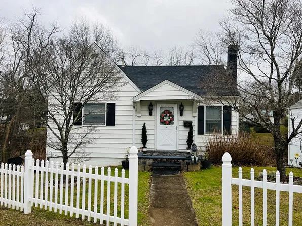 604 N Mountain Ave, Mount Hope, WV 25880