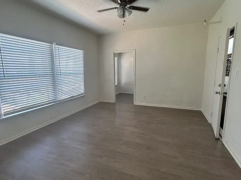 4367 Oakwood Ave #206 — Photo 7