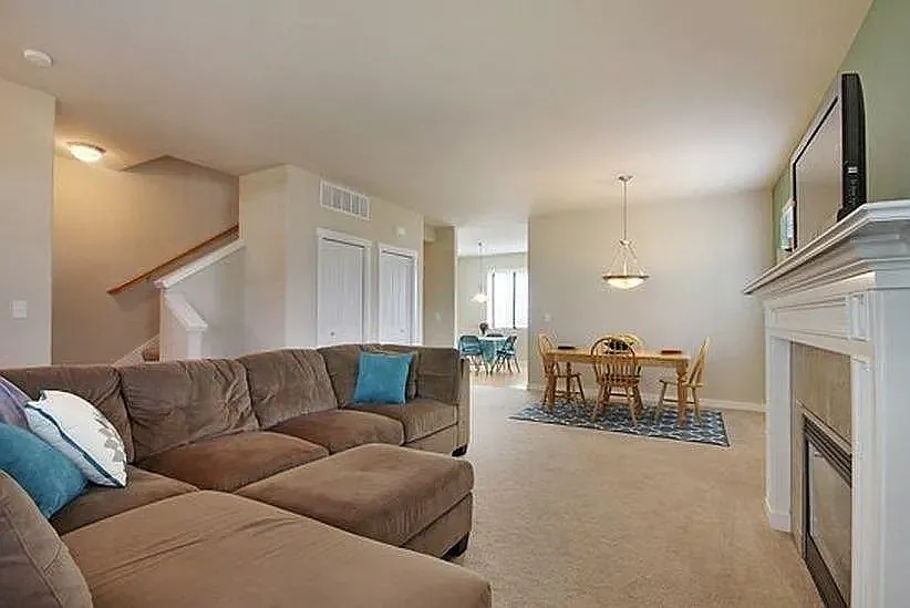 4 bed, 2.5 bath, 1700 sqft, $3,395 — Photo 3