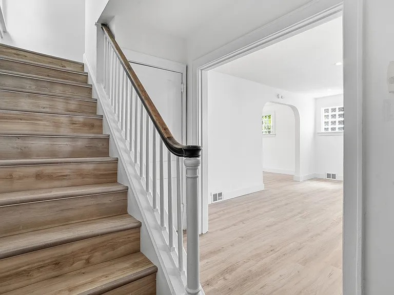 7806 Saint Lawrence Ave — Photo 2