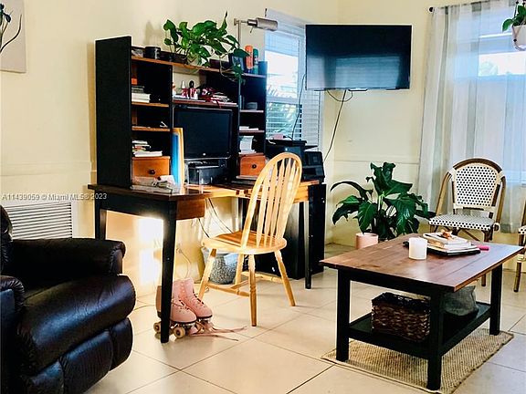3rd image of 816 SE 12th St #816