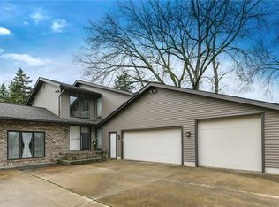 516 E Pioneer Trl, Aurora, OH 44202