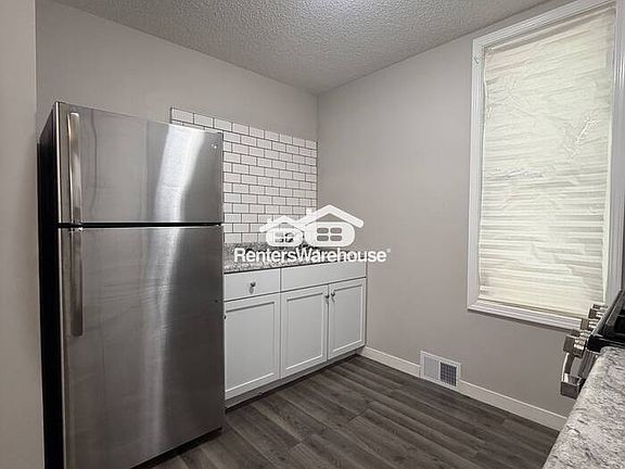 5th image of 792 Edmund Ave W #1