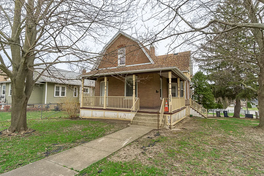253 McClure Ave photo 1
