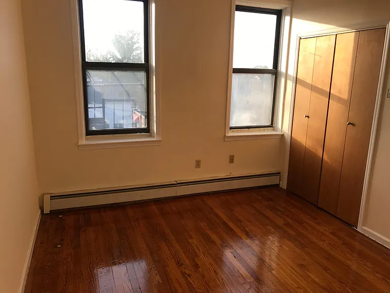 Living area 10'x13.5'