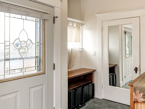 Entry way>