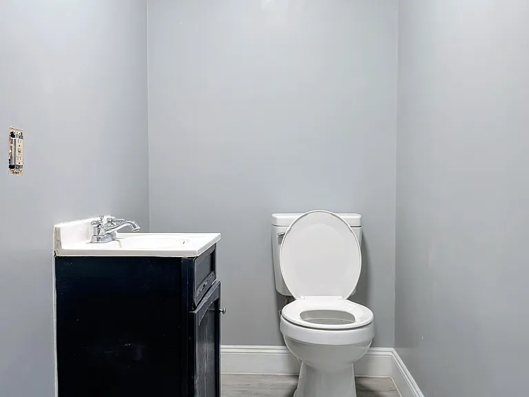 209 W Chemung Pl — Photo 2
