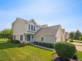 807 Stonebridge Ln, Crystal Lake, IL 60014