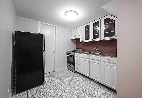 4th image of 84 Hoyt St #1