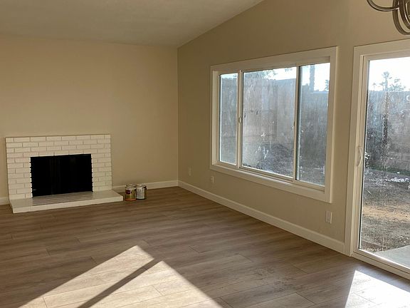 Large windows with plenty of light.