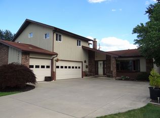 26881 Leenders Ln, North Olmsted, OH 44070