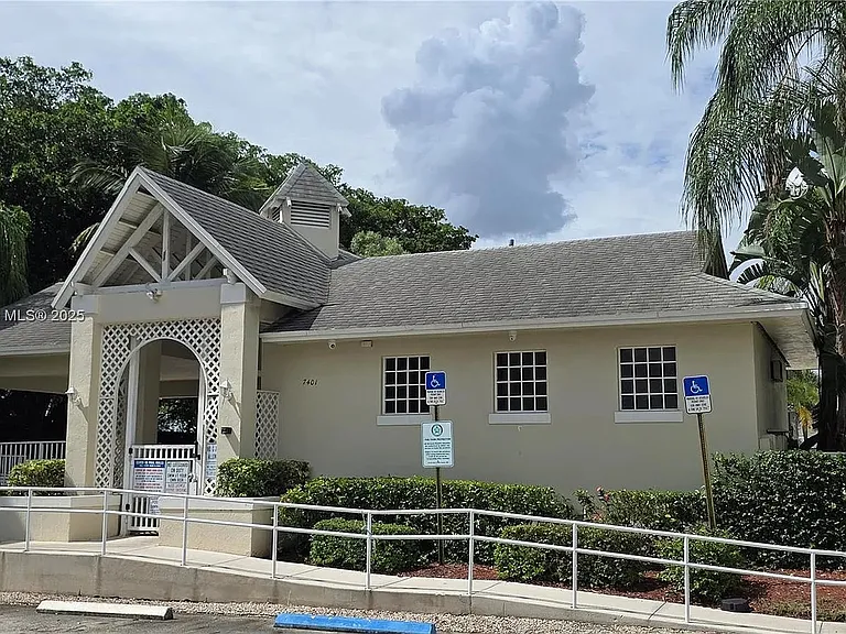 8066 Sanibel Dr — Photo 13