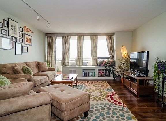 2nd image of 3930 N Pine Grove Ave APT 2803