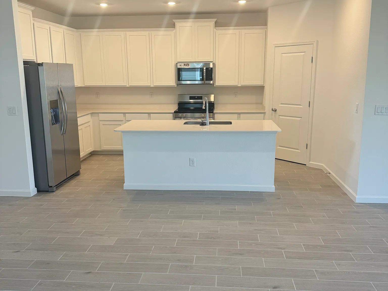 4 bed, 2006 sqft, $2,199 — Photo 4