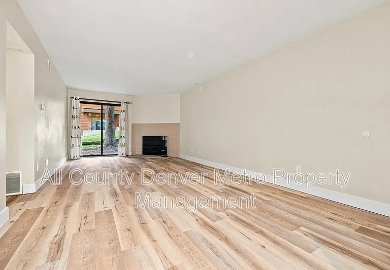 433 Wright St #101 — Photo 4