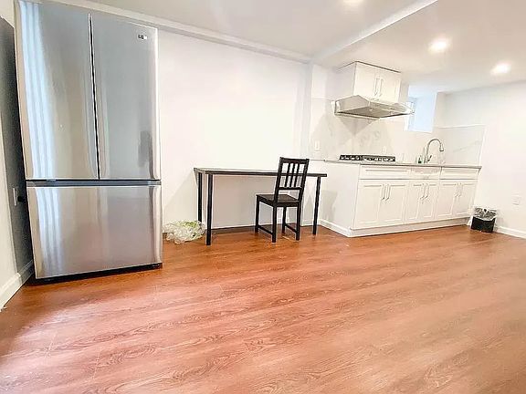 5th image of 90 E 32nd St