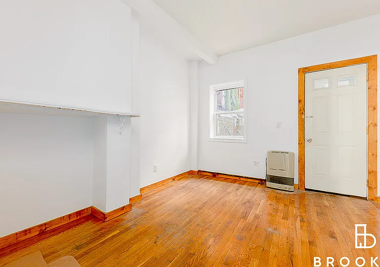 1505 Gates Ave #1B — Photo 2