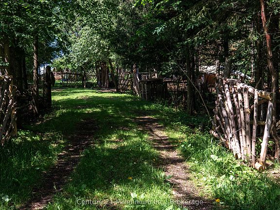 3rd image of 612608 Side Road 61