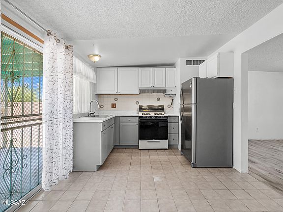 5th image of 851 W Acadia Dr
