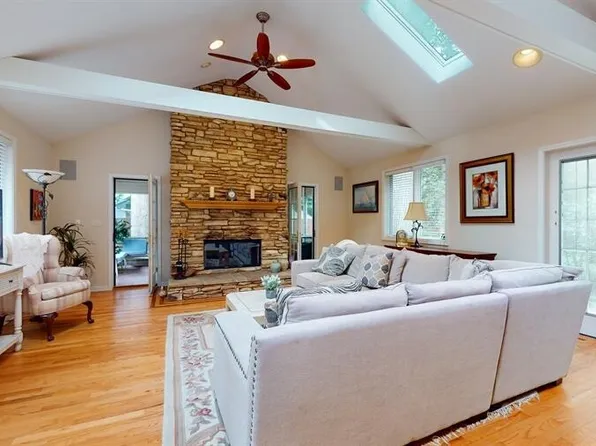 1023 Sauganash DRIVE, Fontana, WI 53125