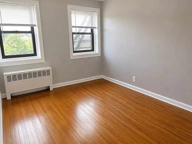 2335 Hudson Ter — Photo 4