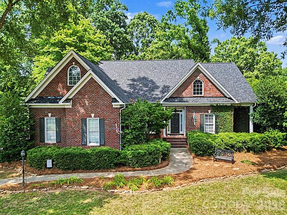 4th image of 1484 Summit View Dr