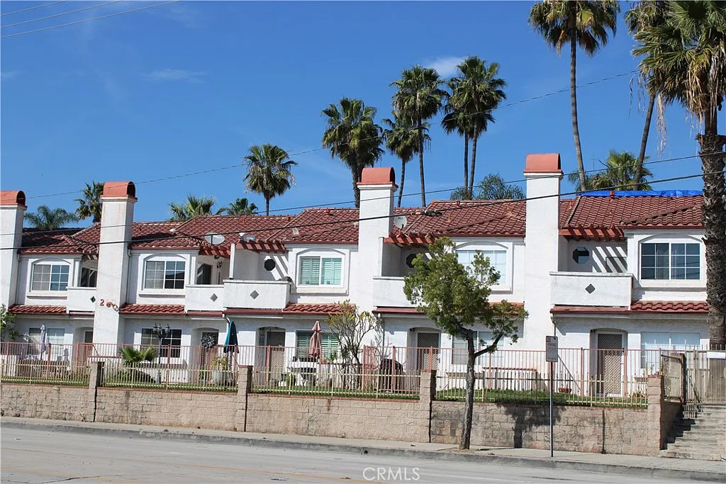 3 bed, 2.5 bath, 1289 sqft, $3,400 — Photo 1