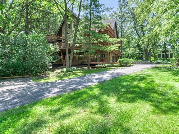 5th image of 74 Lake Shore Dr