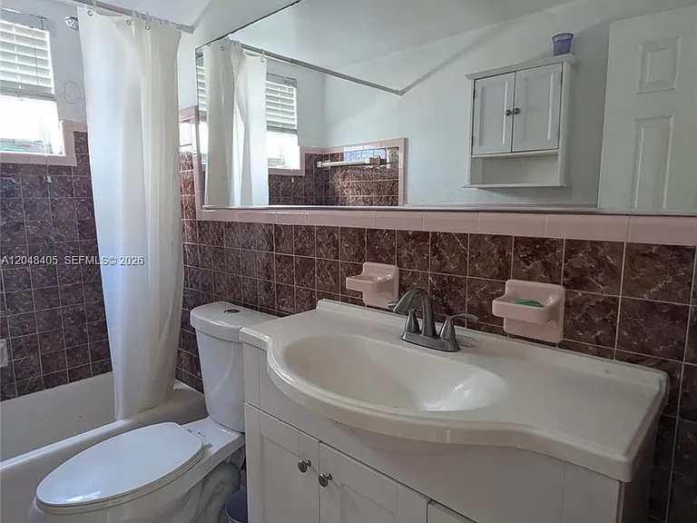 7805 Crespi Blvd #1 — Photo 9