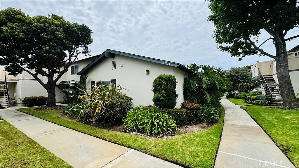 3 bed, 1075 sqft, $3,500 — Photo 3