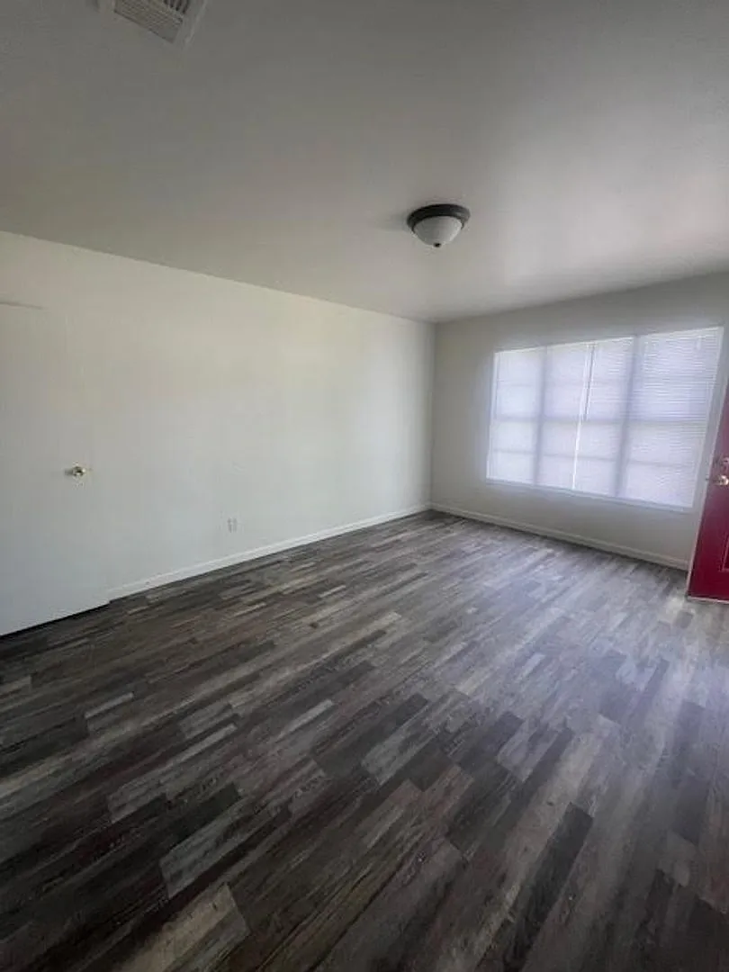3520 Pine Ave — Photo 2