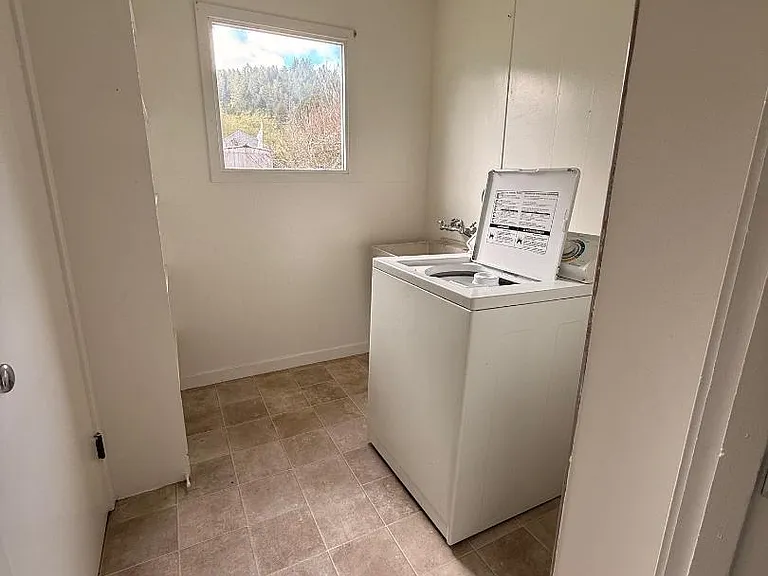 564 Eugene St — Photo 10