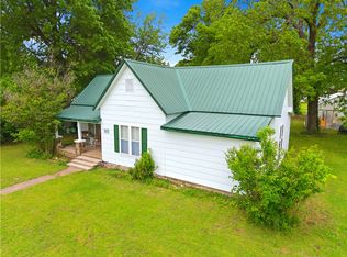 221 W Poplar St, Stilwell, OK 74960