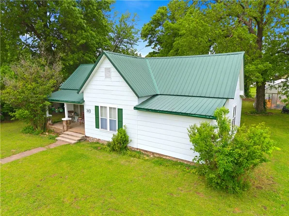 221 W Poplar St, Stilwell, OK 74960