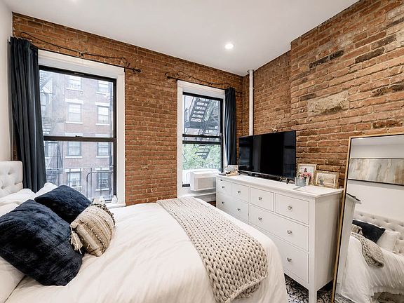 3rd image of 266 W 25th St APT 4R