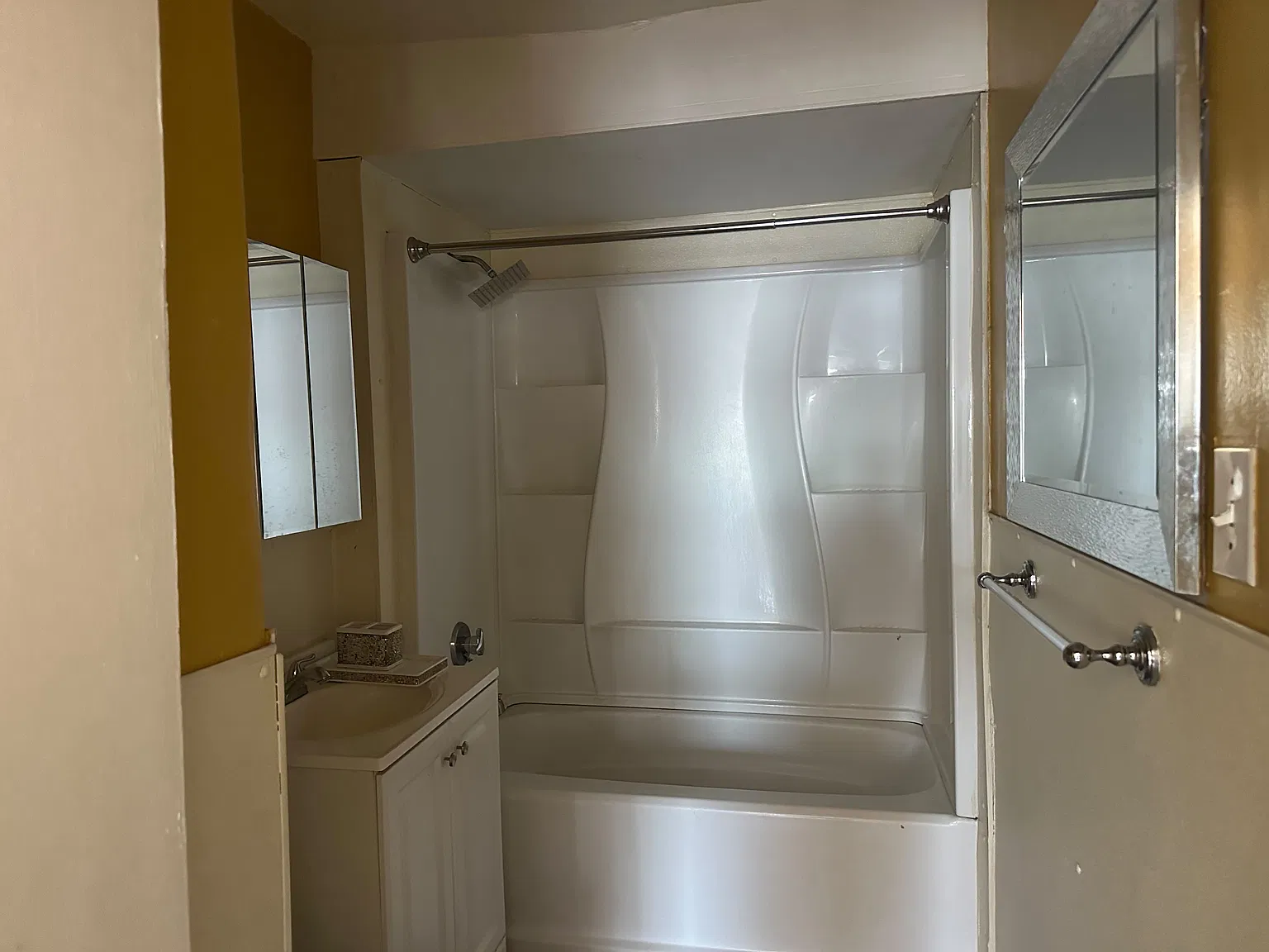 3 bed, 1100 sqft, $3,000 — Photo 2